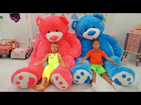 Diana and Roma play with Giant Teddy bears