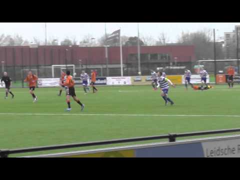 30 nov 2013 VV De Meern A1 - Xerxes DZB A1 com 1-3 Een tweetje met de scheidsrechter