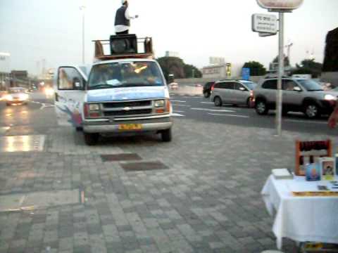 Tel aviv breslov hasidim dance-Rabi Nachman.AVI