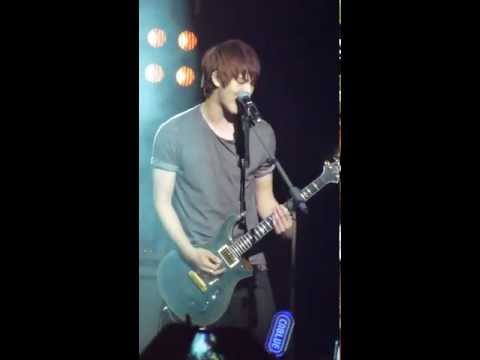 [2012.09.22 Fancam HD] CNBLUE live in London - Jonghyun