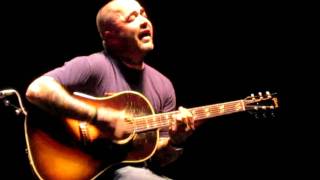 aaron Lewis does a true acoustic song without a mic