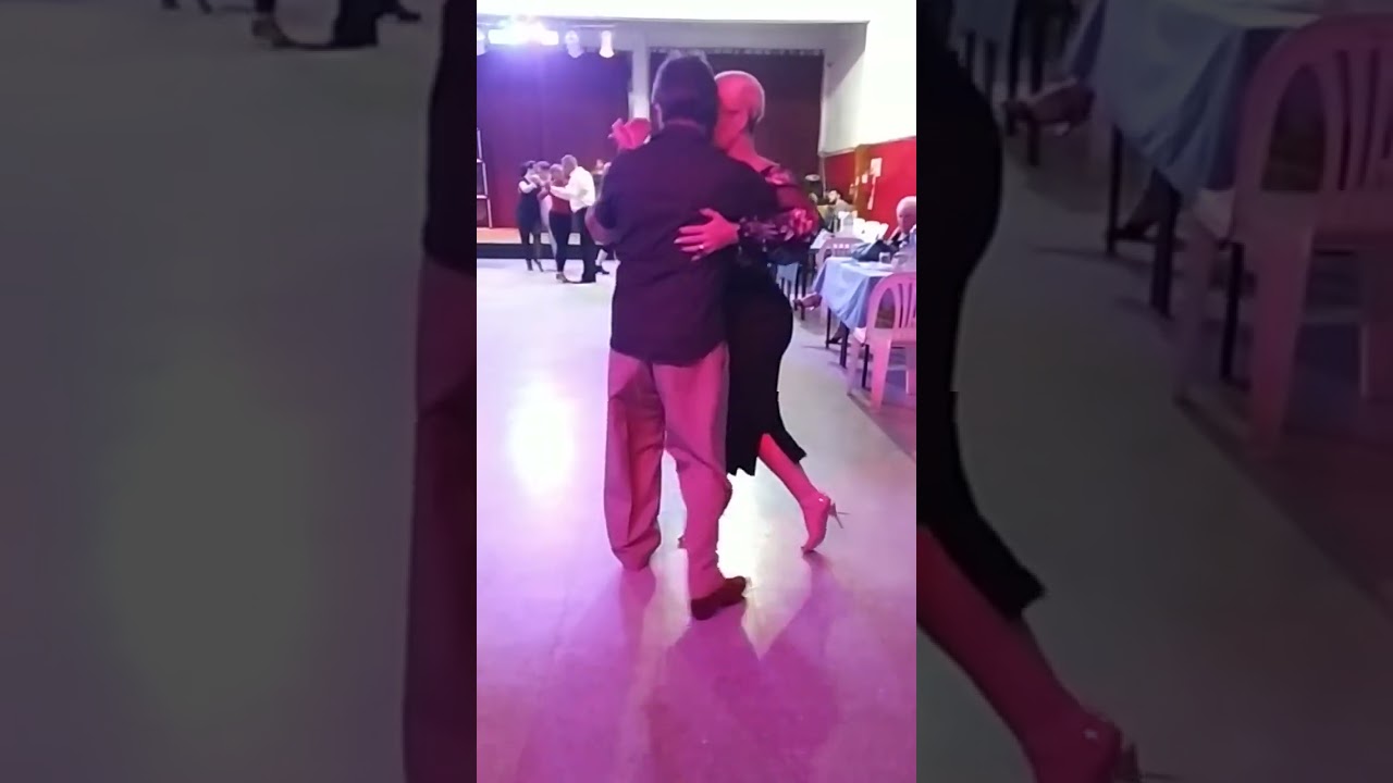 Alejandra Mantiñan bailando tango en la  milonga paso del rey social club