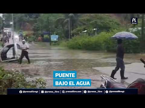 Lluvias cubren puente y bloquean paso en aldea de Chahal, Alta Verapaz