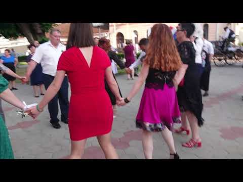 Svatovi u Županji, Šokačko kolo ispred crkve