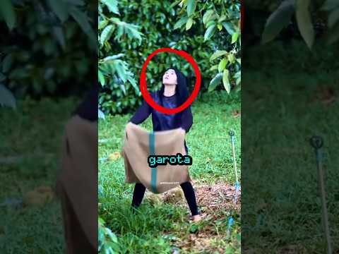 É desse jeito que eles pegam essa FRUTA‼️😱                      #curiosidades #shorts