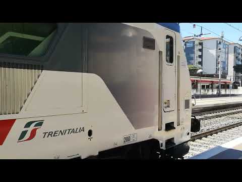 ic 584 Trieste - Roma Termini in fermata nella stazione di Riccione