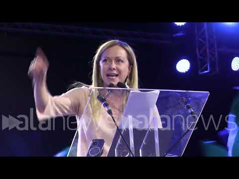 Meloni e l'attacco alla sinistra: "Stateci dietro se siete capaci, non scappate"