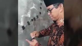 preview picture of video 'Hebooh Warga Korban Gempa Lombok Tambal Retakan Tembok Pakai Lakban '