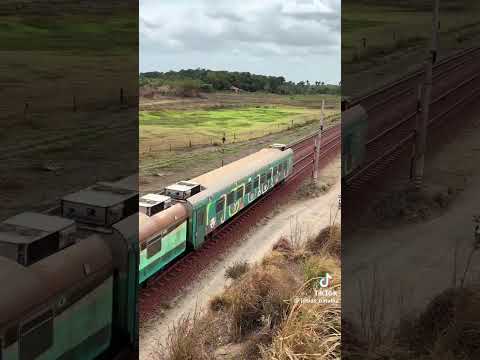 trem passageiros da EFC passando próximo à Vitória do mearim.