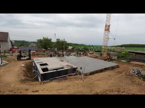 Základová deska svépomocí, výroba betonu, jeřáb Liebherr 21K,