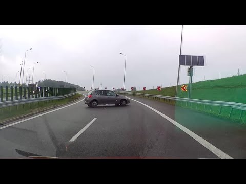 Poślizg i zderzenie z barierkami na słynnym zakręcie