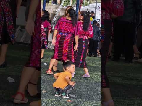 Hermosas chicas bailando Santiago Chimaltenango con la Marimba Sentimiento Maya Mam
