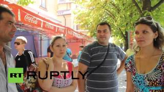 Ukraine: Lugansk's needy line streets waiting for aid to be released