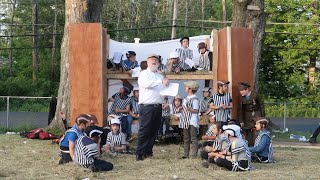 מיכואל שניצלר א"ה מפתיע מחניכי מונקאץ' המשתתפים בפעילות שירה