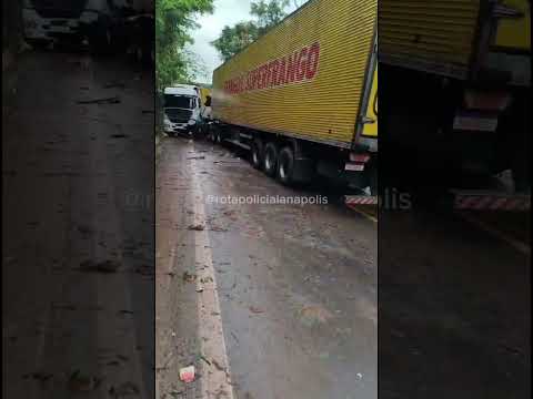 ACIDENTE ENVOLVENDO DOIS CAMINHÕES NA GO-222 ENTRE ANÁPOLIS E NERÓPOLIS.