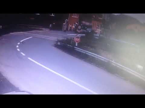 Momentul impactului dintre tren si masina filmat de o camera de supraveghere