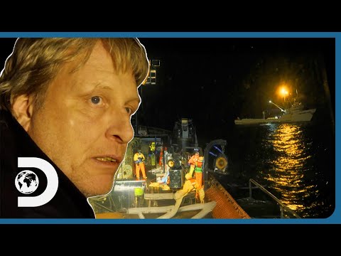 The Wizard Rescues The Northwestern After It Comes To A Sudden Halt! | Deadliest Catch