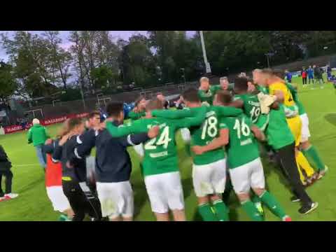 Der FC Gütersloh feiert den Klassenerhalt