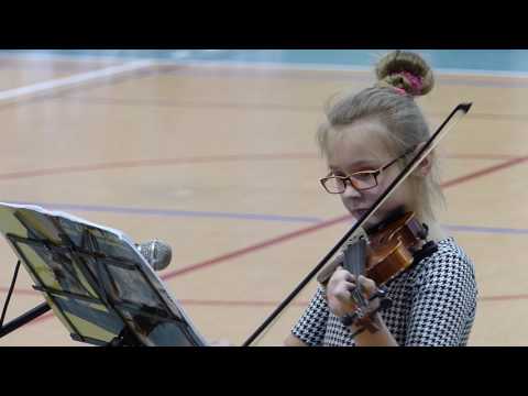 Występ artystyczny podczas 25-lecia SP 4