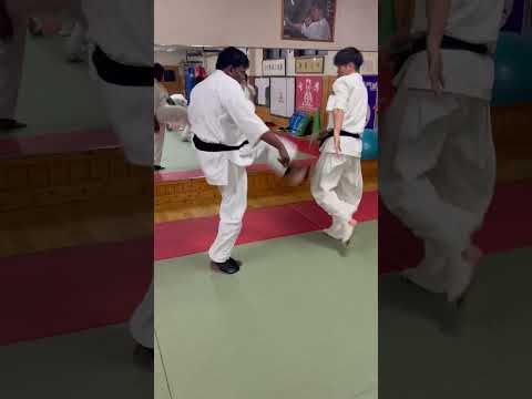 スリランカのフルコンヘビー級チャンピオンの蹴りを受けるうらしま三段