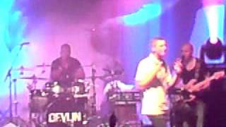 Devlin live - the world still turns around