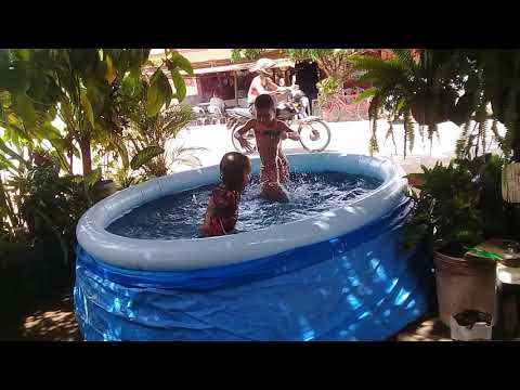 Eu tomando banho de piscina