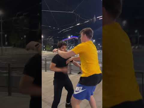 ŠOK! CHODA I DELIĆ SE LJUBE U USTA NA ULICI!