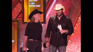 Toby Keith and Willie Nelson Win Video Of The Year &quot;Beer For My Horses&quot; - ACM Awards 2004