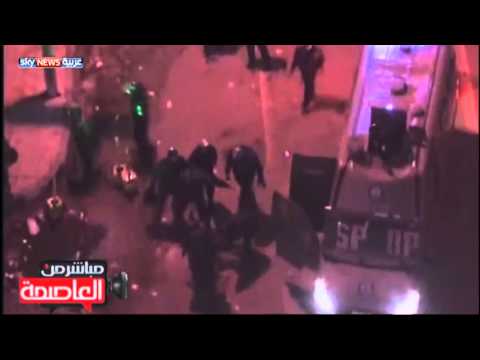 الشرطة تجرد متظاهر من ملابسه وتضربه يحدث هذا الآن في مصر