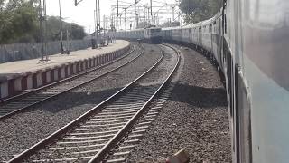 preview picture of video '22455 Sainagar Shirdi - Kalka SF Express Crosses Curvy With Jhelum Express at Kopargaon'