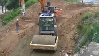 preview picture of video 'Hitachi Zaxis 200 excavator rescues XCMG road roller'