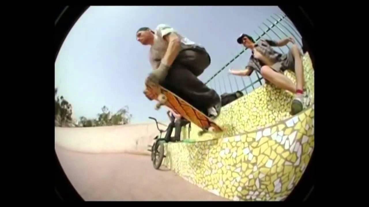 Patinando la megaramp en posición 'de perrito'