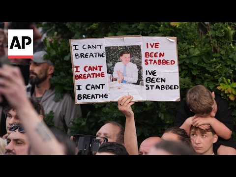 Video shows UK police handcuffing fatally stabbed teen as killer stood nearby