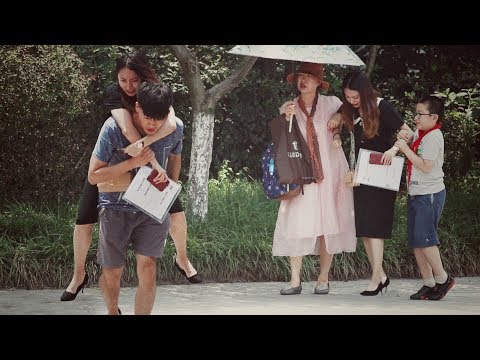 女孩著急面試但鞋跟斷了，有小伙二話沒說將她背了過去！