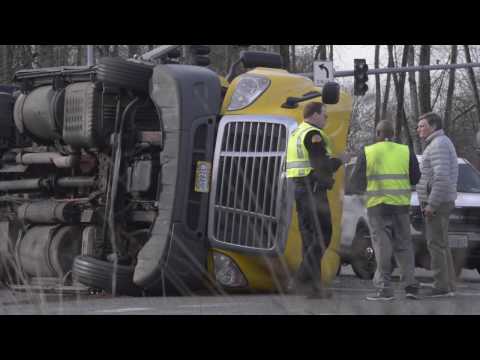 Overturned truck blocks Rt  167 on ramp off N  Meridian
