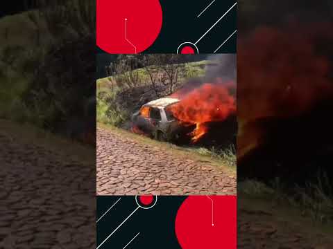 Carro fica totalmente destruído após pegar fogo em Virmond PR.