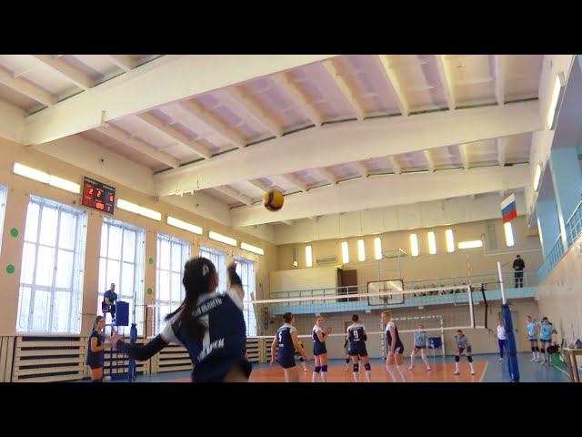 Упорная борьба на волейбольной площадке