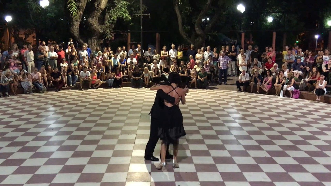 VIRGINIA VASCONI Y JULIO BALMACEDA EN LA MILONGA CALLEJERA DE LA PLAZA DE MARTINEZ