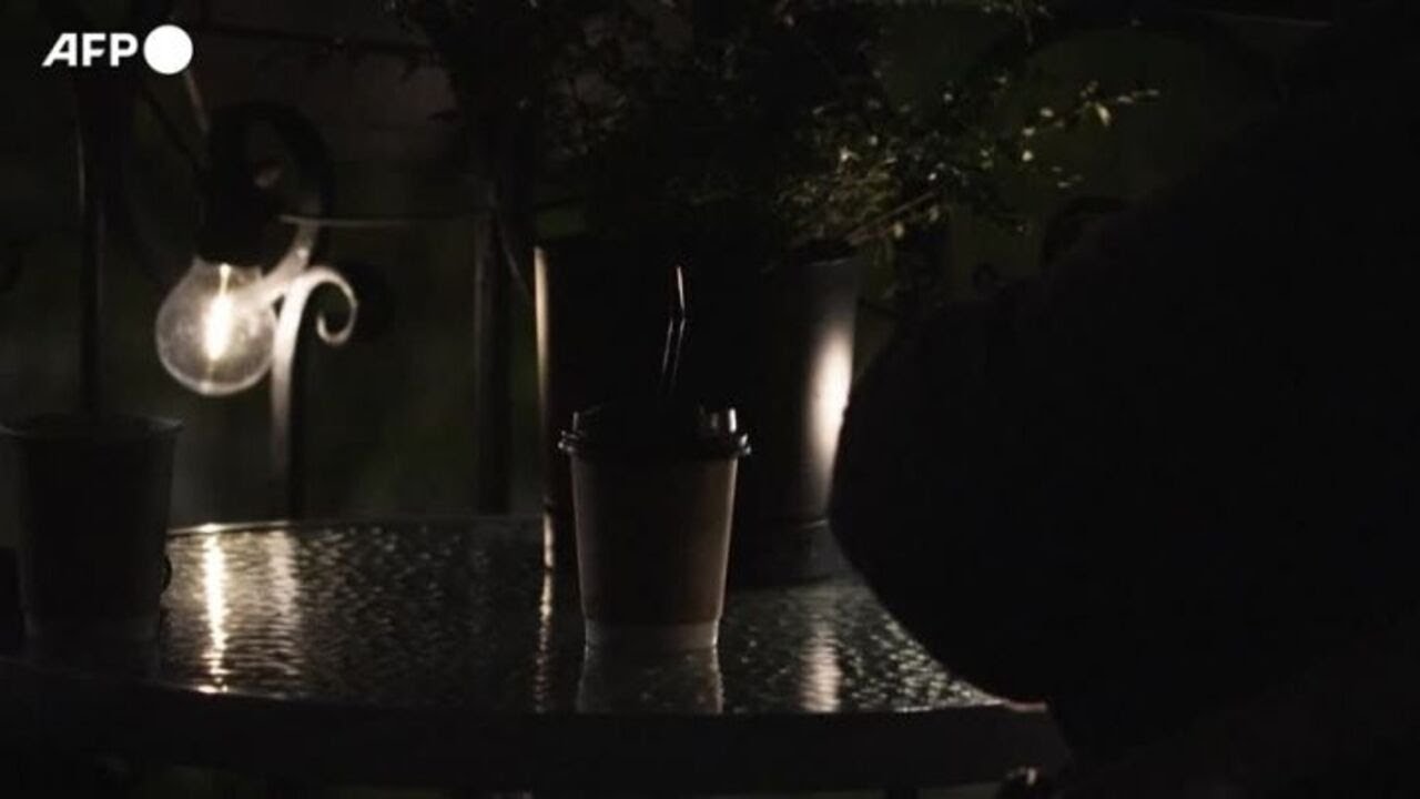 Ucraina al buio, aziende e commercianti di Kiev "sopravvivono" ai blackout