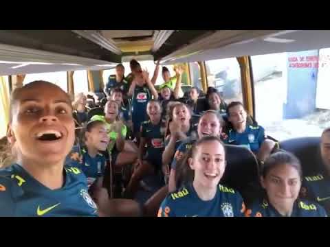 Jogadoras da seleção Feminina cantando no Ônibus— Jogadeira Cacau Fernandes feat Gabi kivits