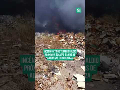 Incêndio atinge terreno baldio próximo à sucatas e lojas de autopeças em Fortaleza