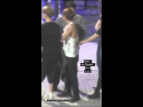 [fancam] 110527 SHINee Jonghyun takes off his jacket and ..... @ dć rehersal