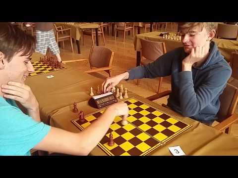 Martin Horák dává mat jezdcem a střelcem