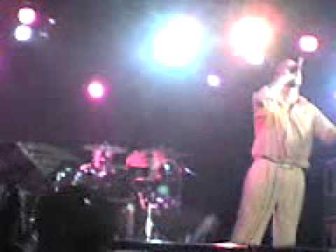 Mike Patton eatin 50 pesos bill - FNM "Edge of the world" Live In Mexico city 2009