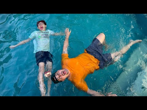 BRINCANDO DE BOIA OU AFUNDA NA PISCINA do Lucas Vasconcelos