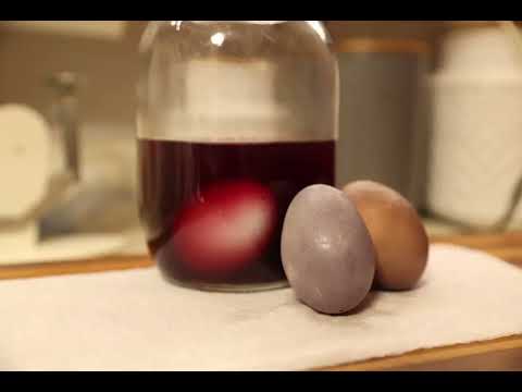 How to Naturally Dye Easter Eggs