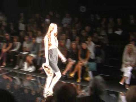 Milan Fashion Week S/S 2010: Luciano Soprani con Manuela Arcuri