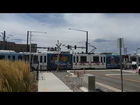 SD-160 318 and SD-160 305 meet at Sky Ridge Ave + 🚆🚉 🔵 in Lone 🌳, CO