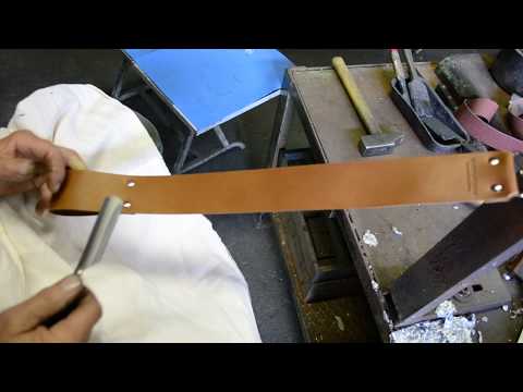 Affûtage d'un rasoir droit sur cuir ceinture