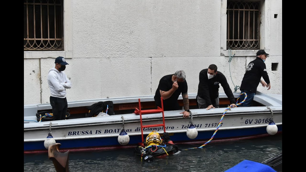 Gondolieri Sub: oggi l'immersione nel canale della Fava per ripescare i rifiuti sommersi